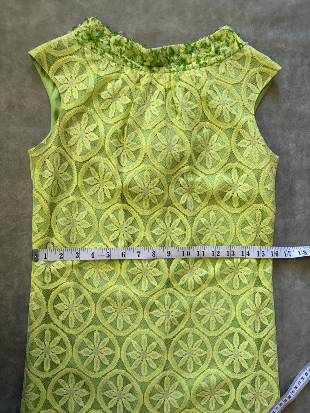 Vintage 1960’s lace lime green shift dress with beaded collar and back bow - Picture 12 of 15